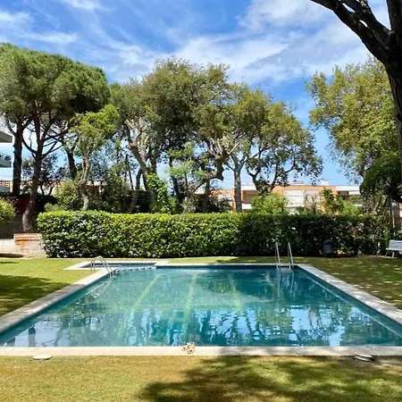 House With Shared Pool, 2 Bathrooms, 700m From Beach Holiday home *