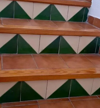 House With Shared Pool, 2 Bathrooms, 700m From Beach *