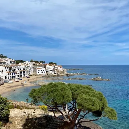 House With Shared Pool, 2 Bathrooms, 700m From Beach Holiday home