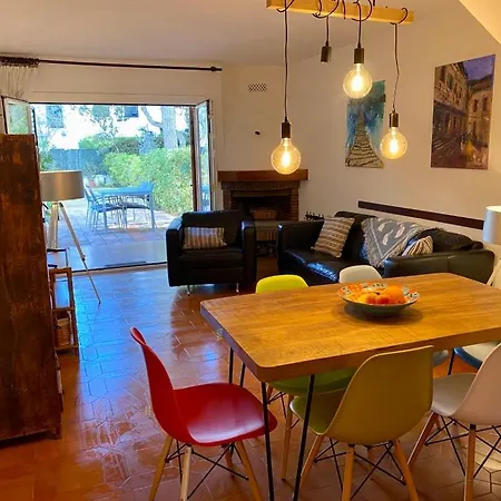House With Shared Pool, 2 Bathrooms, 700m From Beach *
