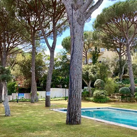 House With Shared Pool, 2 Bathrooms, 700m From Beach