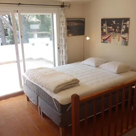 House With Shared Pool, 2 Bathrooms, 700m From Beach Holiday home
