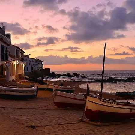 House With Shared Pool, 2 Bathrooms, 700m From Beach *